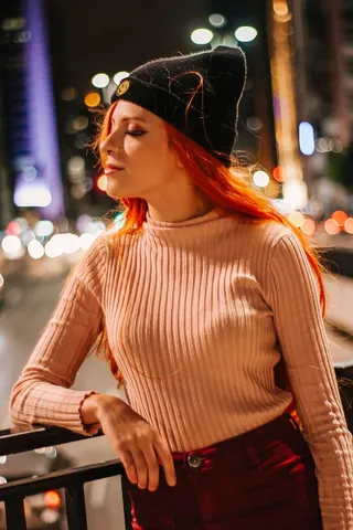 站在栏杆上拿着的女人