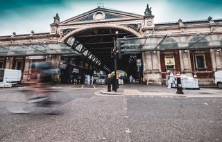 白天在大楼前骑自行车的人的延时照片