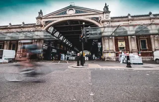 白天在大楼前骑自行车的人的延时照片