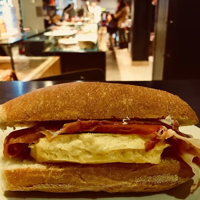 马德里，西班牙，新冠餐厅，三明治，果酱，鸡蛋，早餐，玉米饼