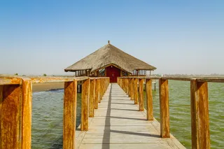 穿过尼帕小屋的海上码头