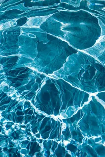 游泳池中波浪状的水面 游泳池中波浪状的水面