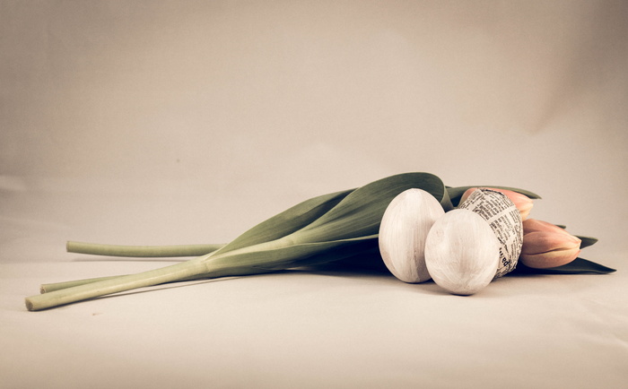 静物画，复活节，复活节彩蛋，复活节背景，报纸，工艺品，手绘，郁金香