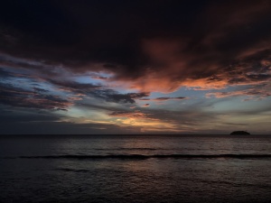 夜间的海洋，海滩，日落，沙巴，大海，水上的地平线，云天，风景