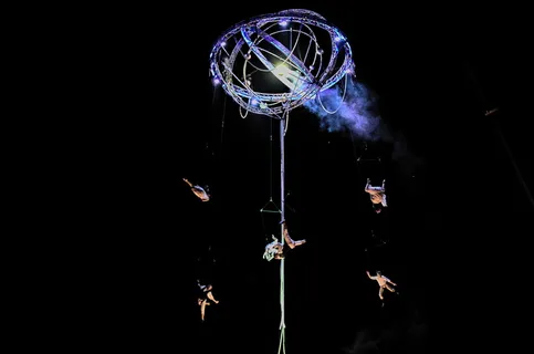 杂技演员在塔台上表演