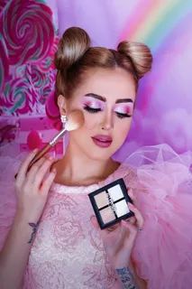 脸上化妆的女人