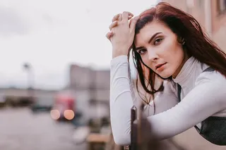 站着做姿势的女人