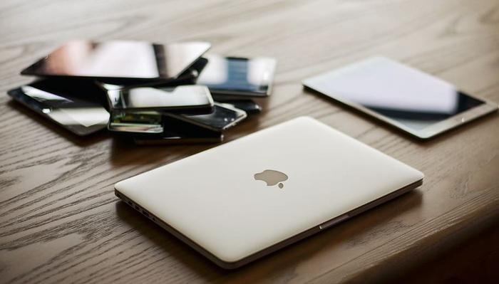 桌上的Macbook和Ipad