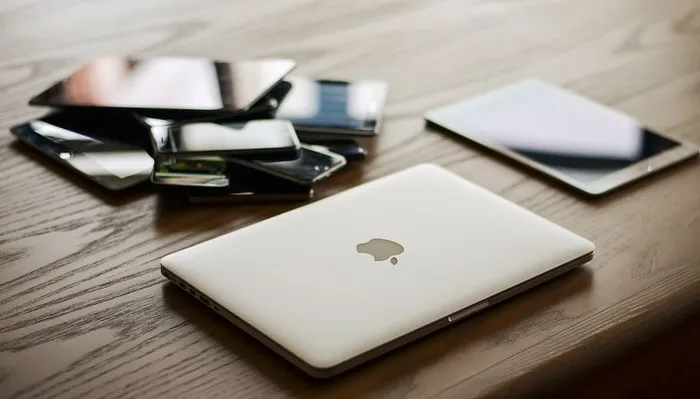 桌上的Macbook和Ipad