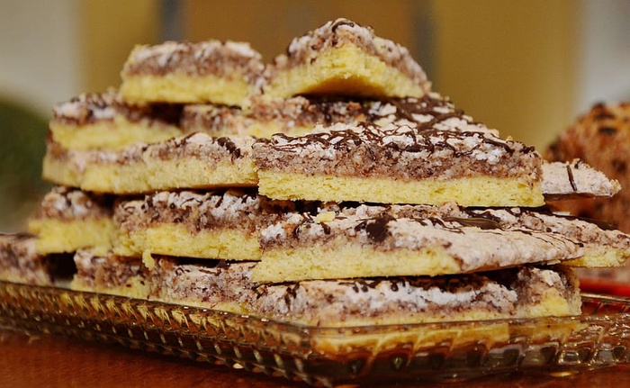 巧克力蛋糕，琥珀，玻璃托盘，蛋糕，坚果，核桃角，烘焙，烘焙