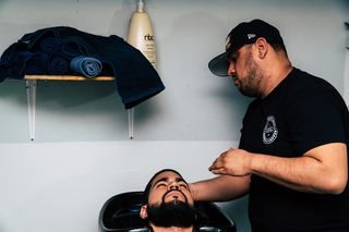 穿黑衬衫的男人盯着男人