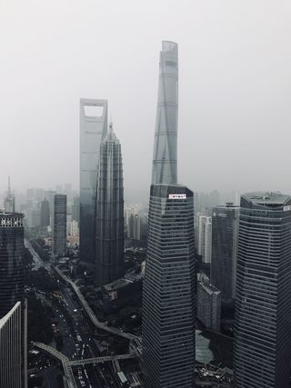阴天的城市景观照片