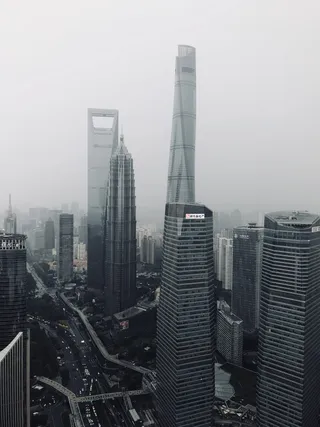 阴天的城市景观照片