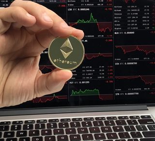 圆形灰色钢饰品