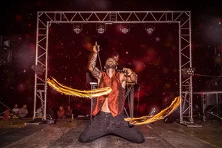 舞台上表演的男人