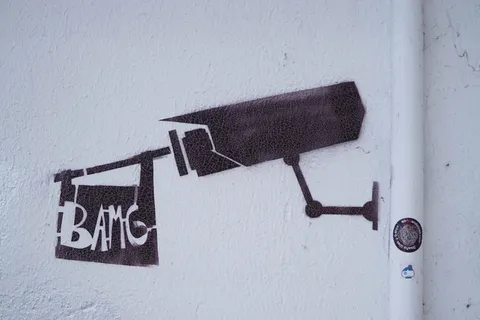爆炸、摄像机、隐私、CCTV、观看、涂鸦、墙壁、白色
