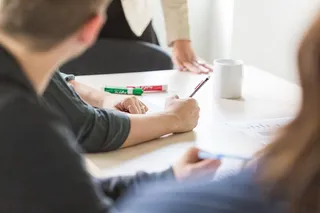 在会议上做笔记照片