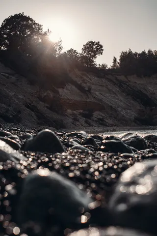 水体附近的山体照片
