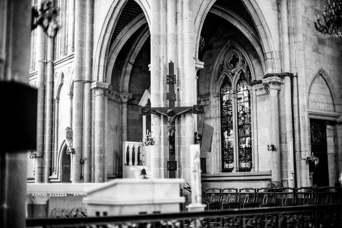 混凝土教堂的灰度照片