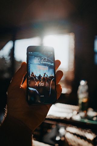 拿着灰色iPhone 6的人