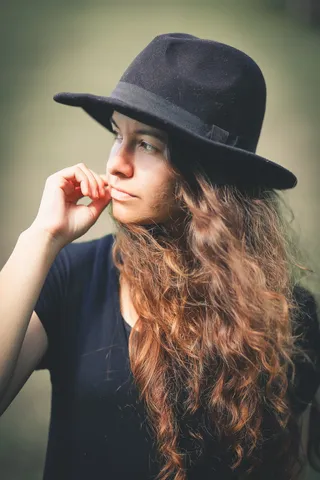 戴黑帽子的女人