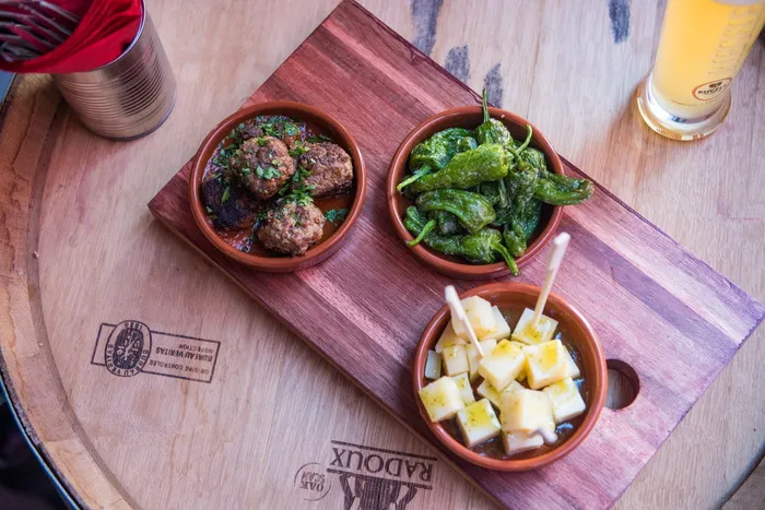 瑞士，洛桑，青椒，奶酪，啤酒，肉，木桌，平菇