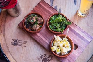 瑞士，洛桑，青椒，奶酪，啤酒，肉，木桌，平菇