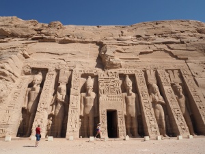卢克索神庙、阿布辛贝尔神庙、埃及、卢克索、古代、旅游、旅游目的地、旅游