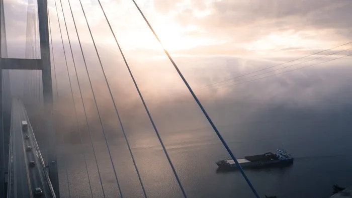 帆船在海上逆流而上