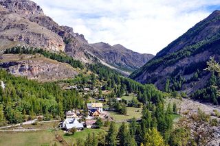 在法国，乌拜谷，山谷，山脉，峡谷，山脉，山谷，天空，云