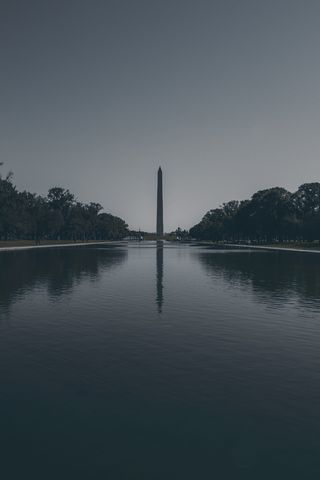 水体附近的灰色混凝土塔