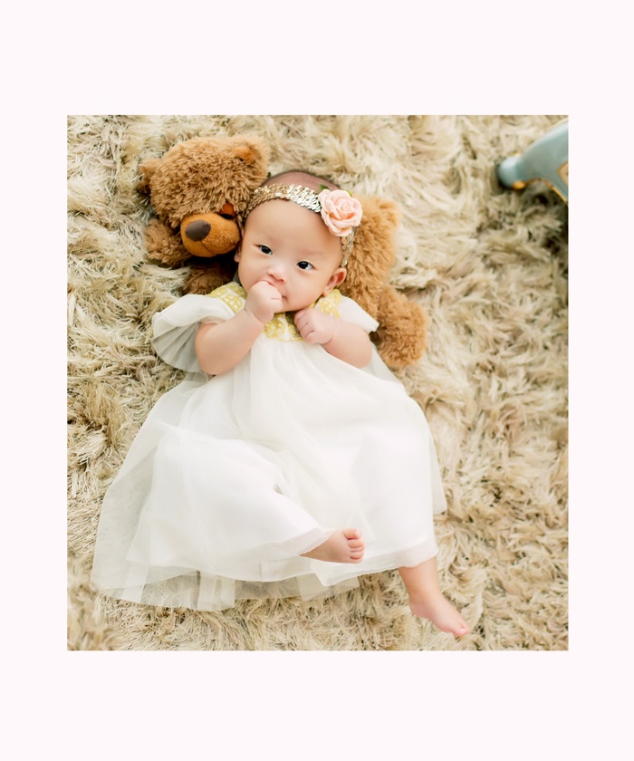 女孩，躺着，棕色，麂皮地毯，婴儿，女孩，孩子，孩子