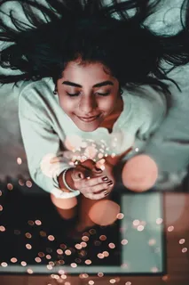 穿着白色毛衣躺在床上的女孩