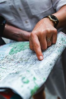 一群人在城里观光