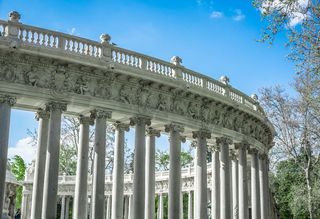 白色混凝土底座