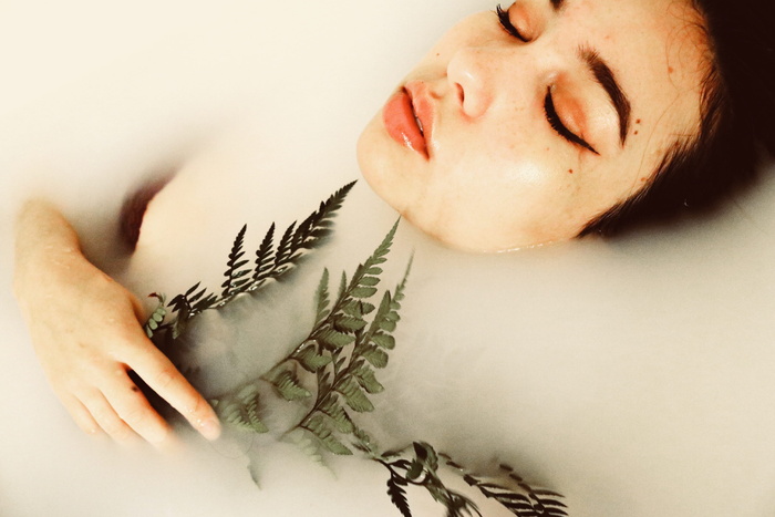 女子尸体浸在盛水的绿色植物中