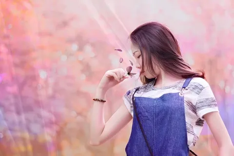 穿蓝色粗斜纹棉布工作服的女人