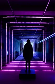 站在霓虹灯照亮的走廊上的人的剪影照片 站在霓虹灯照亮的走廊上的人的剪影照片