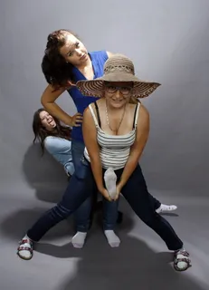 女孩，微笑，疯狂，帽子，全长，两个人，年轻女性，年轻成年人