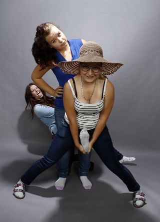 女孩，微笑，疯狂，帽子，全长，两个人，年轻女性，年轻成年人