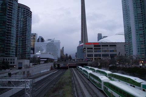 白色，绿色，火车，火车铁路，地铁，火车，高层，高层