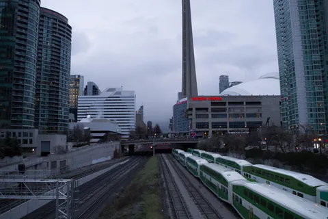 白色，绿色，火车，火车铁路，地铁，火车，高层，高层