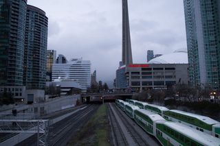 白色，绿色，火车，火车铁路，地铁，火车，高层，高层