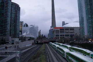 白色，绿色，火车，火车铁路，地铁，火车，高层，高层