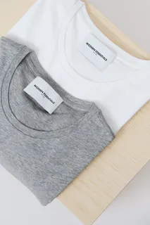 白色和灰色圆领上衣