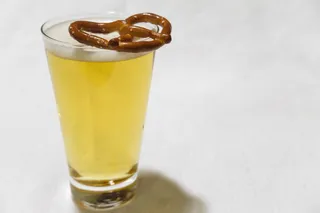 椒盐卷饼，椒盐卷饼，椒盐卷饼，碱液椒盐卷饼，啤酒，饮料，酒精，糕点