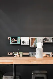 书和杂志挂在木桌上