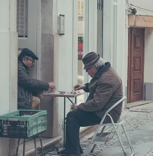 男人，坐着，坐在凳子上，玩，中国跳棋，另一个，两个，男人