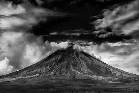 活火山灰度照片 活火山灰度照片
