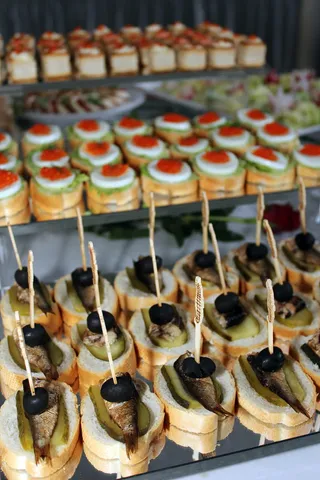 橄榄、黄瓜、面包、鱼、自助餐、冷餐、鸡蛋、鱼子酱